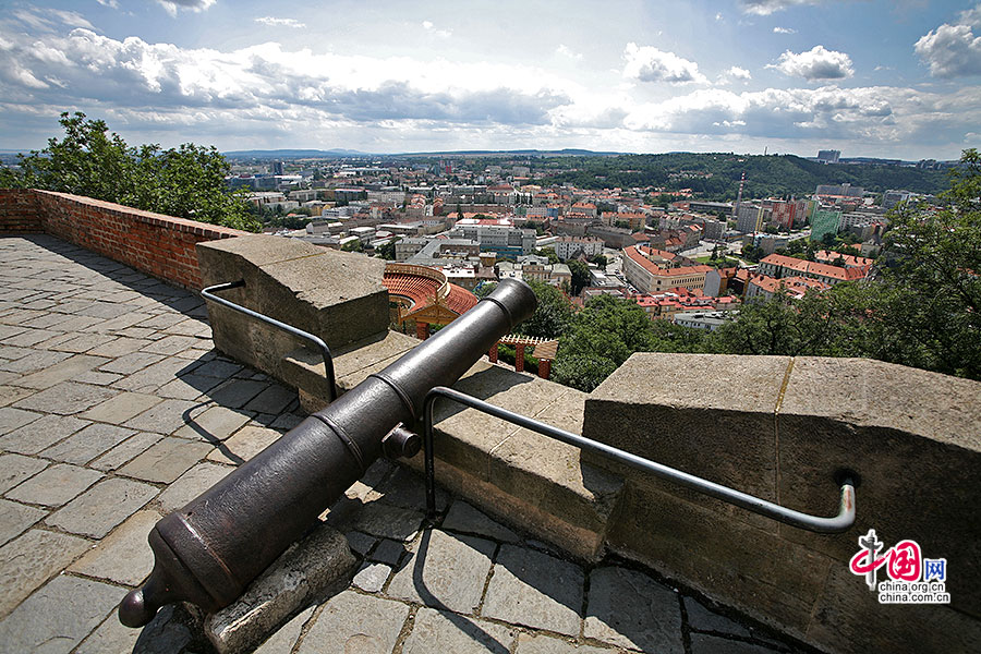 城堡的外城墙上置有大炮