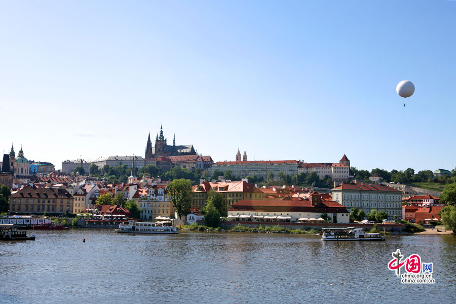 伏尔塔瓦河对岸的布拉格城堡