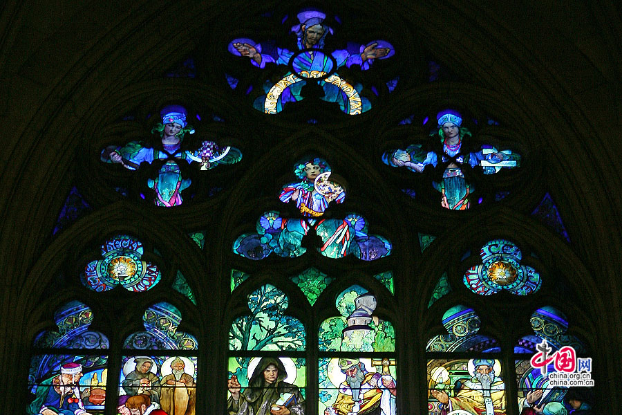 教堂内部的彩绘玻璃与雕塑