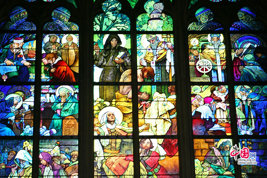 教堂内部的彩绘玻璃与雕塑