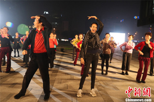 费玉清和莫文蔚在户外跳广场舞