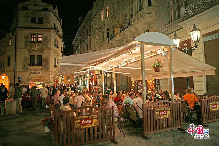 布拉格老城的露天酒吧与餐厅