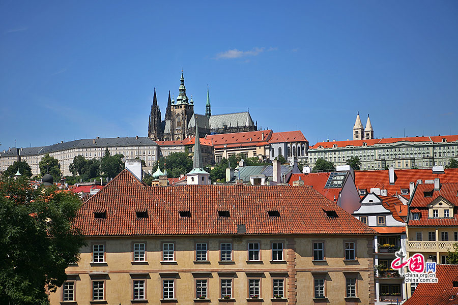 布拉格城堡那边的红顶房