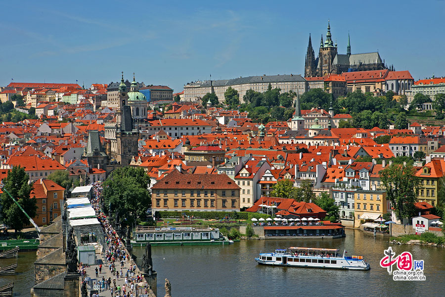 布拉格城堡那边的红顶房