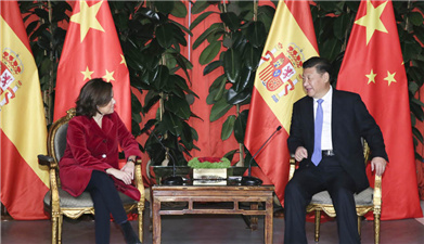 习近平会见西班牙副首相萨恩斯