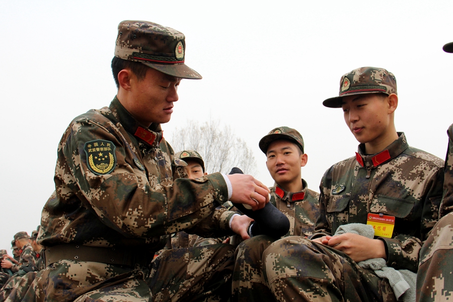 北京武警近万新兵京郊进行野营拉练( 1 / 9 )