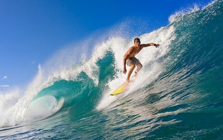 美国夏威夷举办冲浪大赛 最远滑行约800米