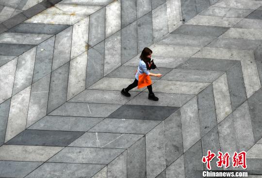 重慶街頭平地地板現3D立體效果市民仿佛在陡坡上行走