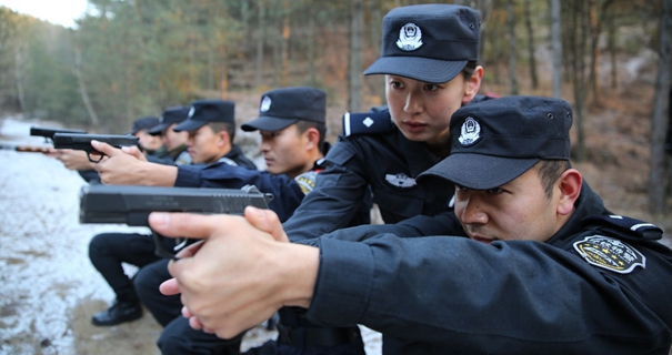 图片故事：“90后”特警女教官的刚柔生活(图)