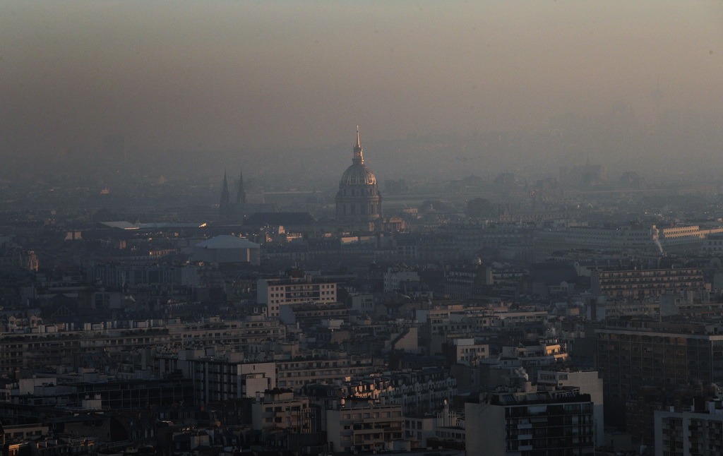 12月6日拍摄的空气污染的法国巴黎市区。 新华社/美联