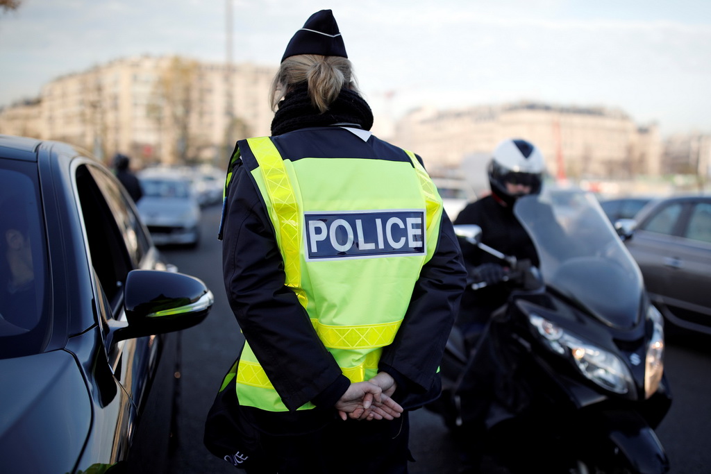 12月6日，警察在法国巴黎街头检查车辆。新华社/路透
