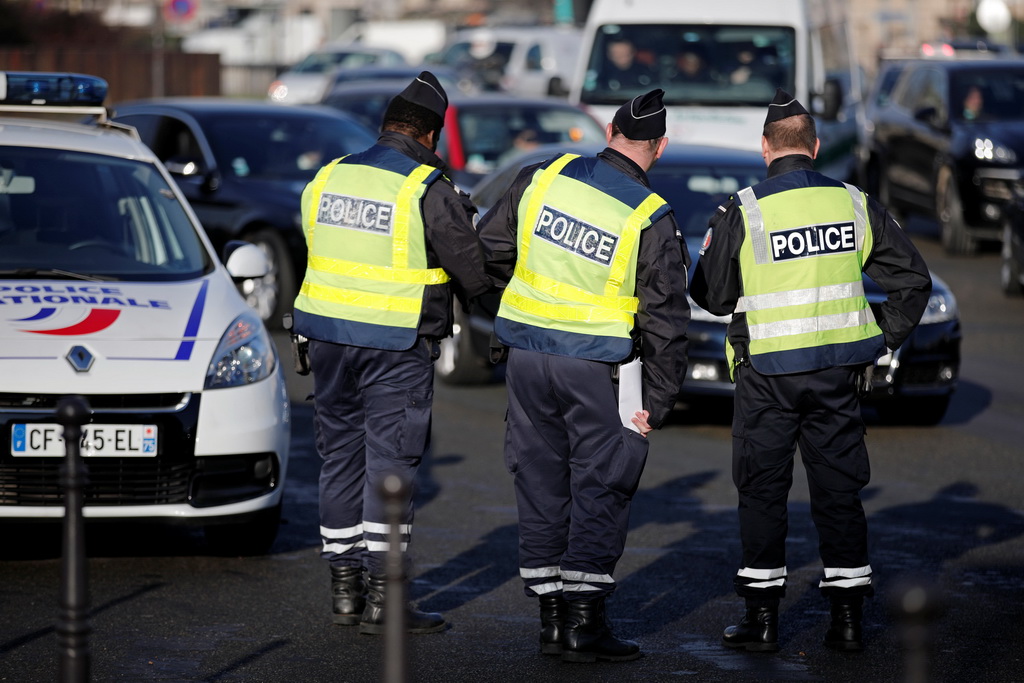 12月6日，警察在法国巴黎街头检查车辆。新华社/路透