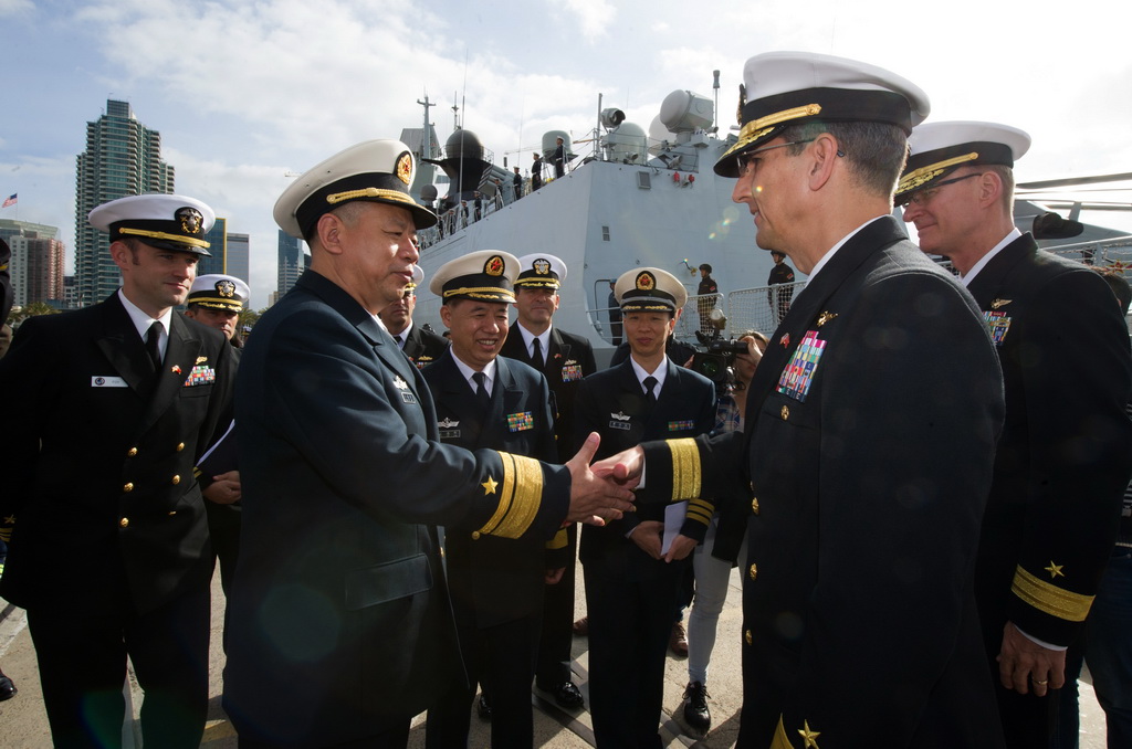 12月6日，在美國聖迭戈港，中國海軍編隊指揮員黃新建少將（前左）與美國海軍第九航母打擊大隊司令拜納姆准將（前右）在歡迎儀式上握手。