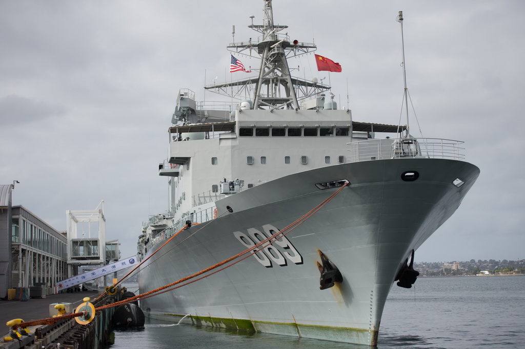 12月6日，中國海軍北海艦隊綜合補給艦太湖艦停泊在美國聖迭戈港。