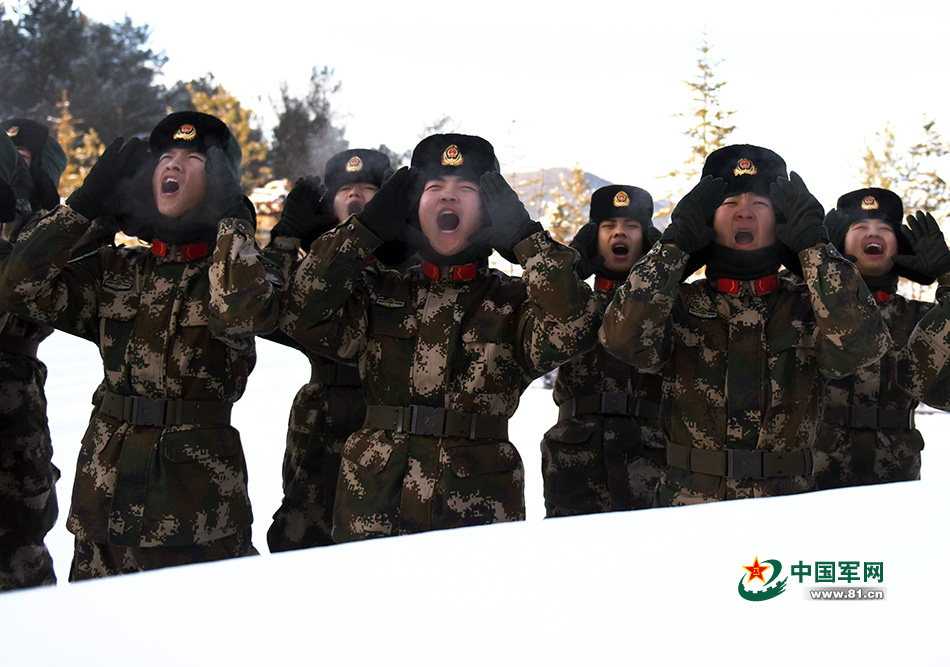 2016年12月7日,在黑龙江省漠河县北极村,新兵在零下40℃的极寒天气中