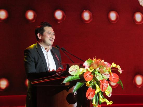  12月18日，华谊兄弟星剧场镇江项目总制作人马克介绍项目情况。
