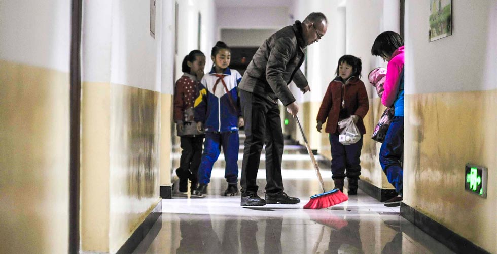 他要做乡村留守儿童的“爹妈”