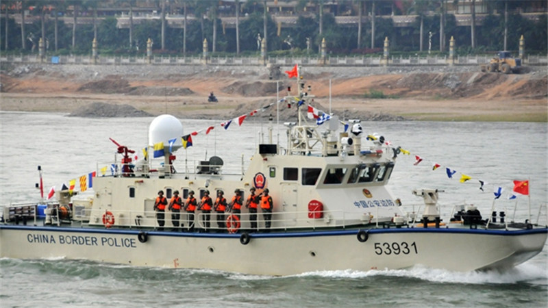 中老缅泰在湄公河举行船艇阅兵式和实操演练