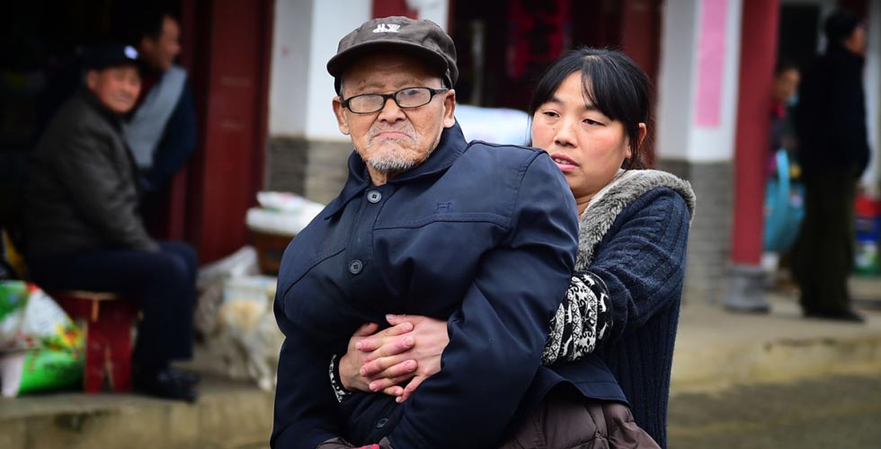 抱着父亲一起前行