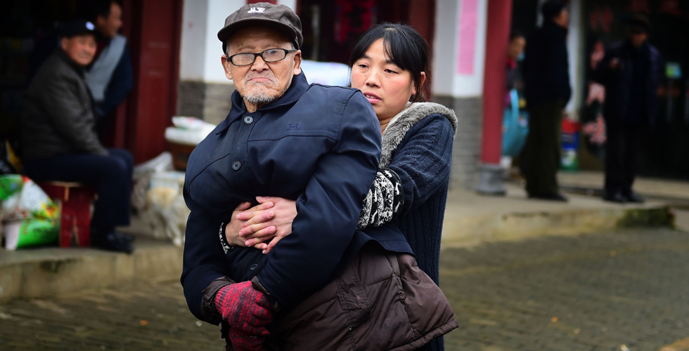 抱着父亲一起前行