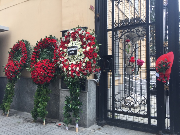 有民众在俄罗斯驻土耳其大使馆门口摆下纪念的鲜花.