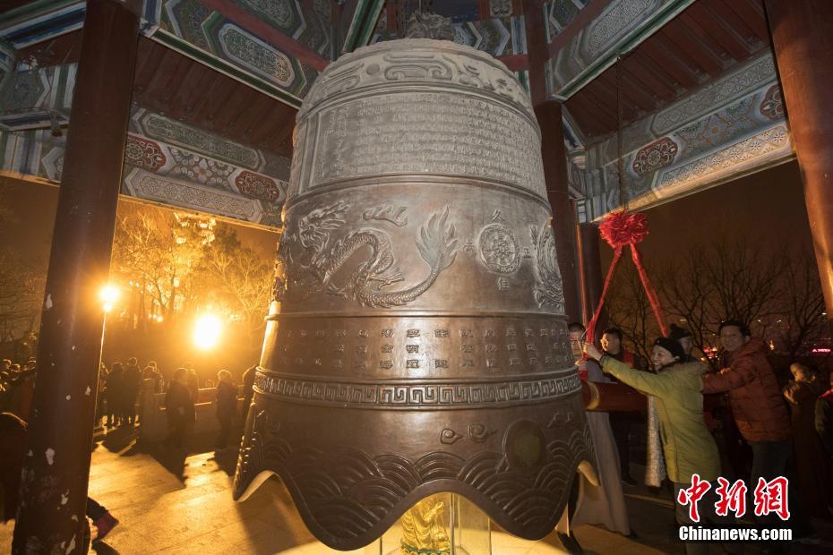 辞旧迎新 各地民众敲钟祈福迎新年[组图]