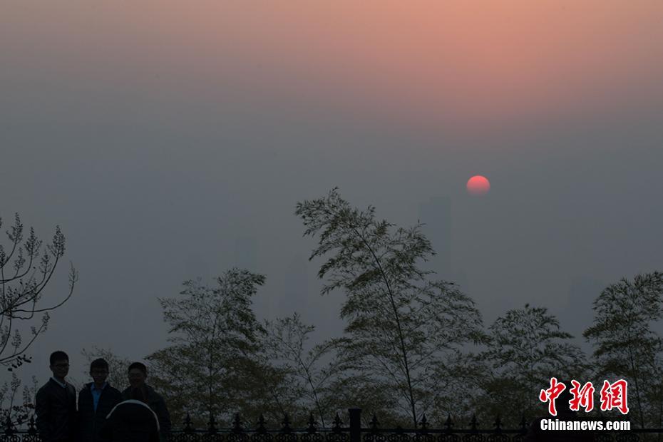2016年最后的夕阳在雾霾中落幕