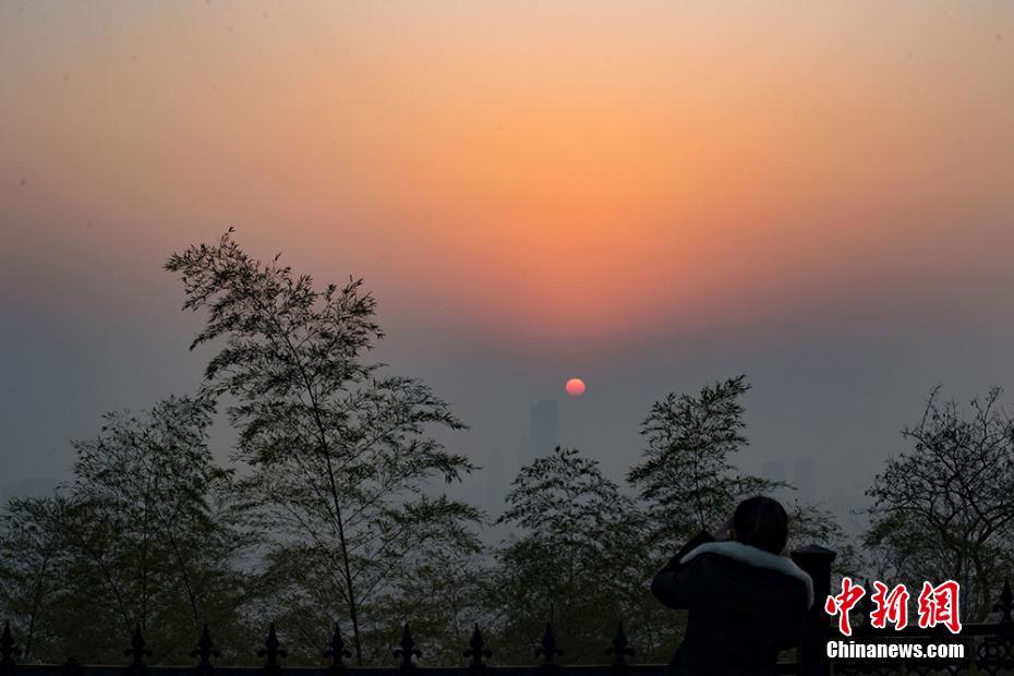 2016年最后的夕阳在雾霾中落幕