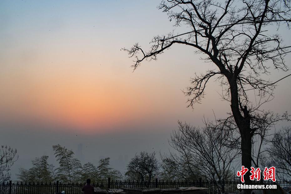 2016年最后的夕阳在雾霾中落幕