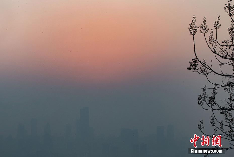 2016年最后的夕阳在雾霾中落幕