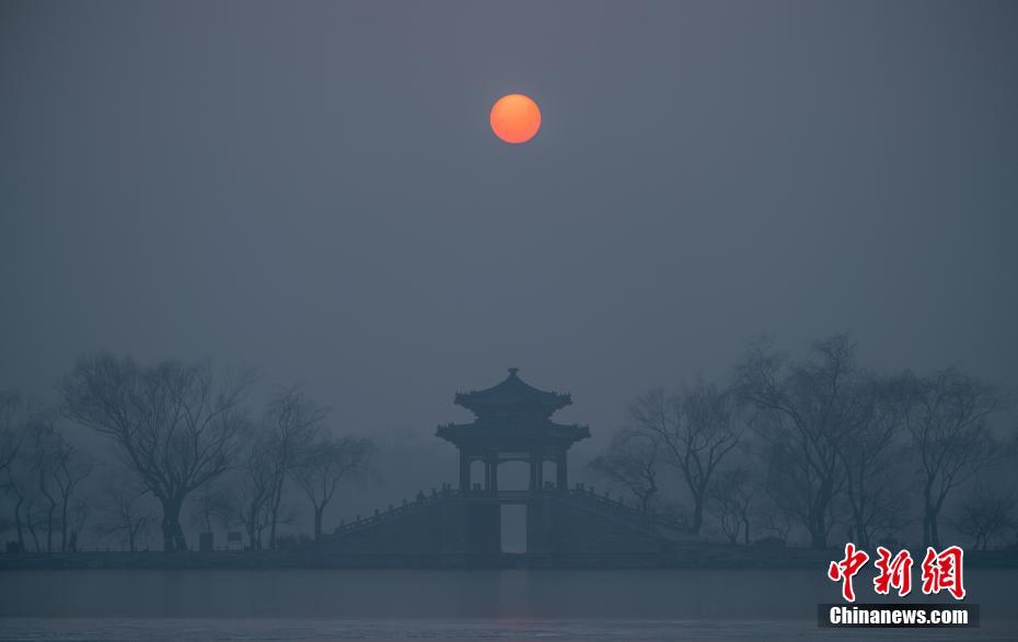 2016年最后的夕阳在雾霾中落幕