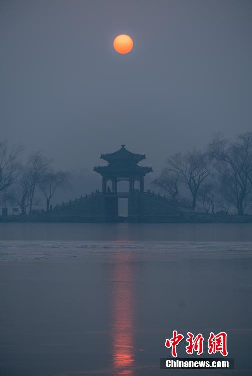 2016年最后的夕阳在雾霾中落幕