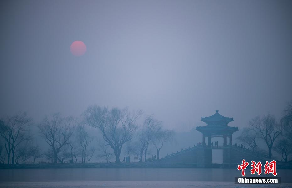 2016年最后的夕阳在雾霾中落幕