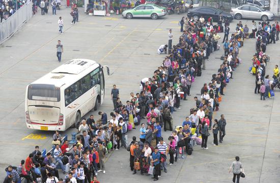 成都五桂桥成都汽车总站，等候上车的旅客排成长队。(资料图片)