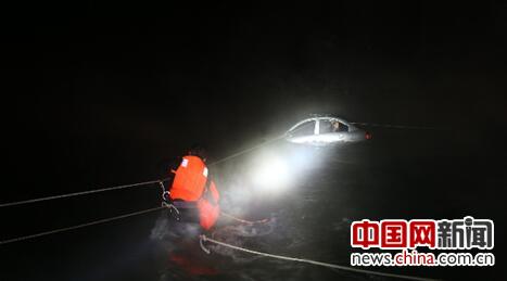 新疆一车辆落水5人受困 消防战士寒夜下水施救