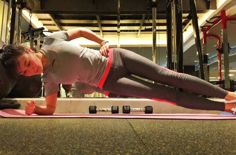 冉莹颖晒健身照汗流浃背