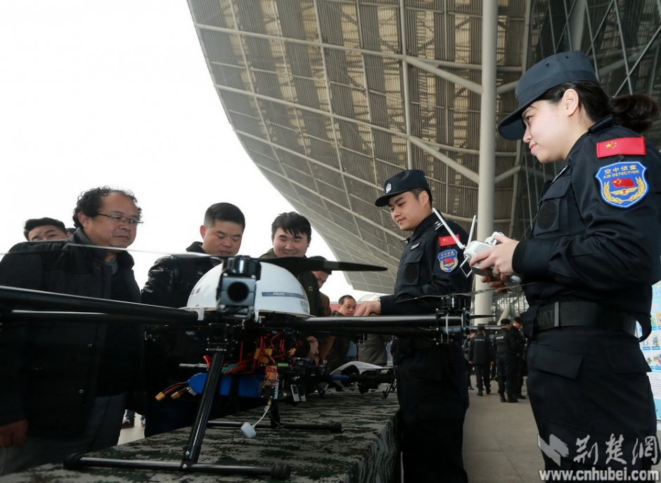 武汉铁路刑侦民警向旅客介绍新装备“无人侦查机”。通讯员 冯畅 摄
