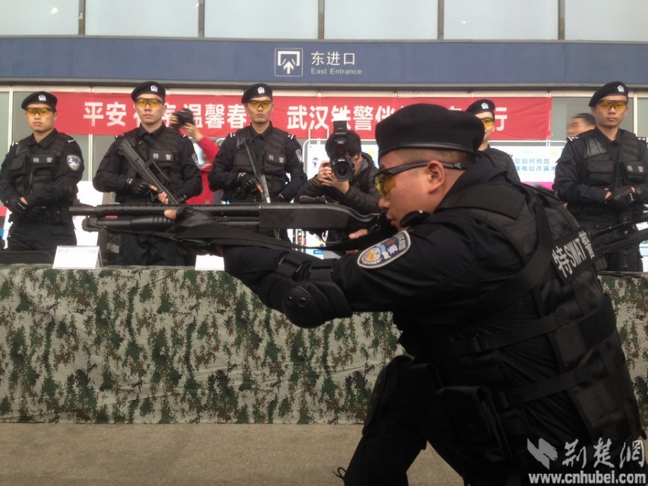 特警展示97-1式毫米防暴枪.记者 童湛 摄