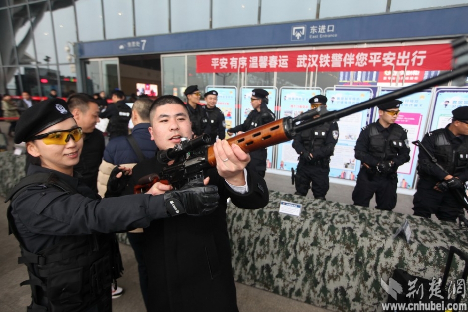 参与活动的市民零距离接触女特警的狙击步枪。记者 童湛 摄