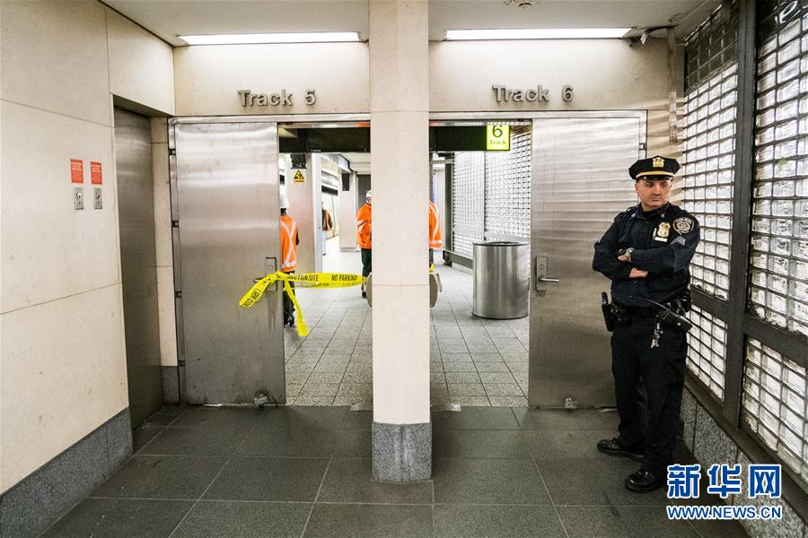 （国际）（1）纽约一起列车出轨事故致103人受伤