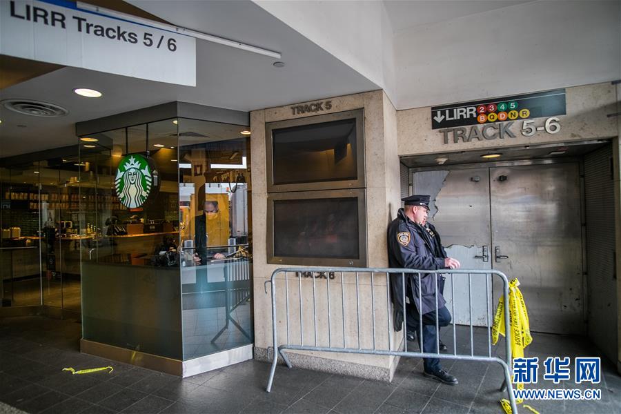 （国际）（2）纽约一起列车出轨事故致103人受伤