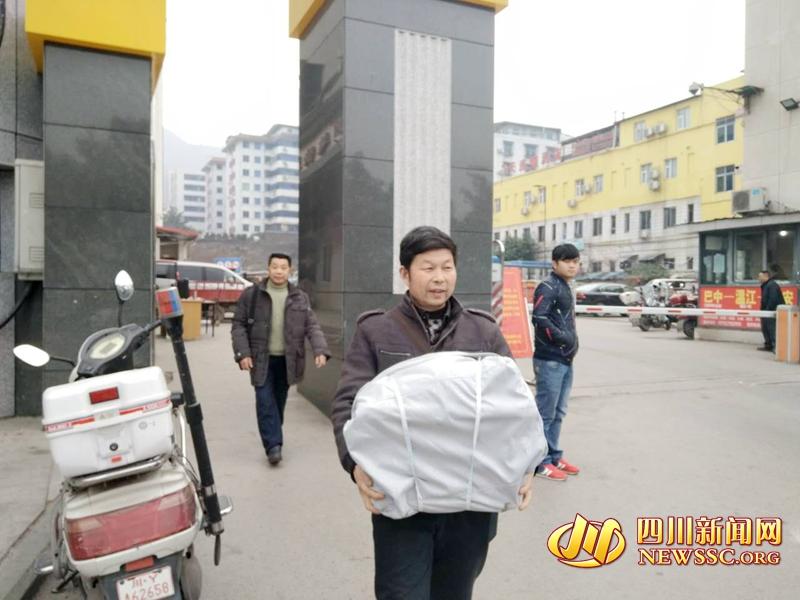 李中华“回家”女儿跪迎遗骸：这一拜晚了60年(图)