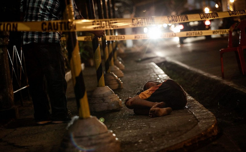 菲扫毒行动初获成效尸横遍野景象凄惨0216