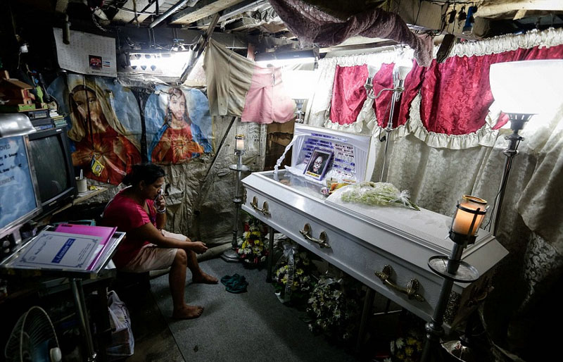 菲扫毒行动初获成效尸横遍野景象凄惨0216