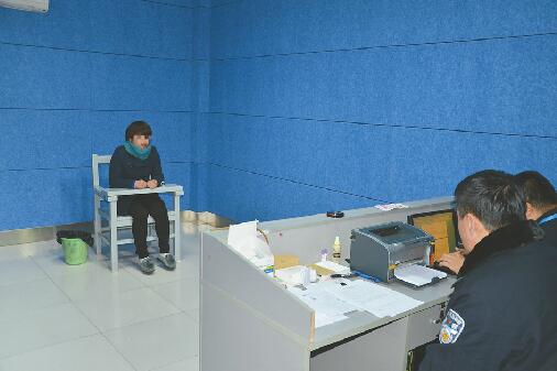 女子骑电动车肇事后逃逸老人身亡 众多目击者无一制止