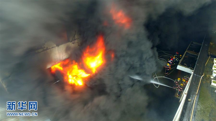 江苏扬州一毛绒玩具厂发生火灾(组图)