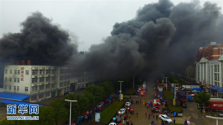 江苏扬州一毛绒玩具厂发生火灾(组图)