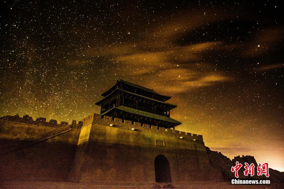 甘肃敦煌大漠璀璨星空 宛如梦幻仙境