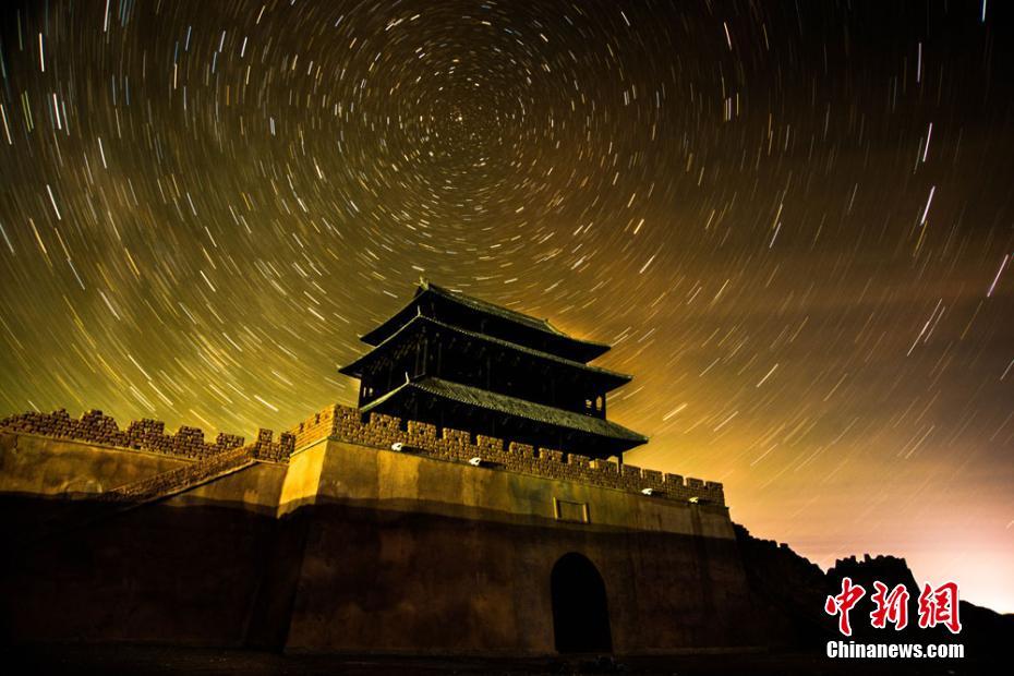 甘肃敦煌大漠璀璨星空 宛如梦幻仙境