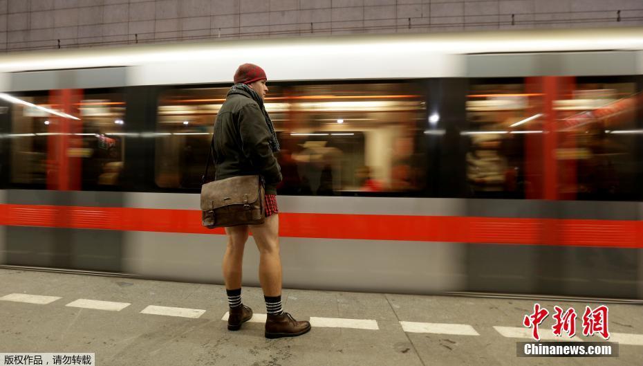 欧洲寒流肆虐 民众不惧严寒响应“无裤日”